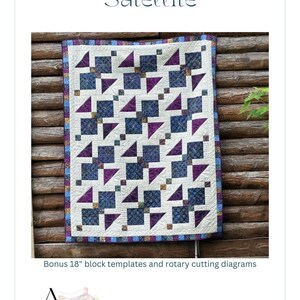 Może przedstawiać: Wzór patchworku o nazwie "Satellite" z białym tłem i kwadratowymi i trójkątnymi elementami z tkaniny w kolorze fioletowym i niebieskim. Patchwork ma wymiary 56 cali na 72 cale i jest patchworkiem papierowym. Obraz zawiera również tekst "Bonus 18" szablony bloków i schematy cięcia rotacyjnego".