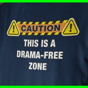 Vorsicht Dies ist ein Drama-Free Zone Shirt Peace Tshirt T-Shirt T-Shirt Bekleidung Kleidung Bella Canva 3001 Trendy Casual Komfortable Soft Ringspun