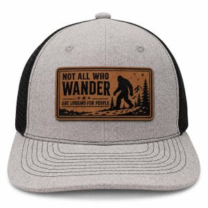 Rolig Bigfoot-hatt med läderlapp – Inte alla som vandrar letar efter människor Sasquatch-truckerkeps