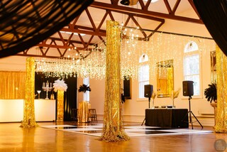 5 Tende Con Frange Oro Per Sfondo Feste – Lamina Metallica 1x2,5 M – Decorazioni Compleanno Matrimonio Natale