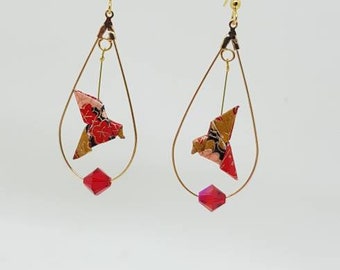 Boucles d'oreilles origami colombes, créoles goutte, perles swarovski, rouges et dorées, oiseau en washi