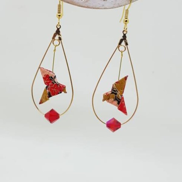 Boucles d'oreilles origami colombes, créoles goutte, perles swarovski, rouges et dorées, oiseau en washi