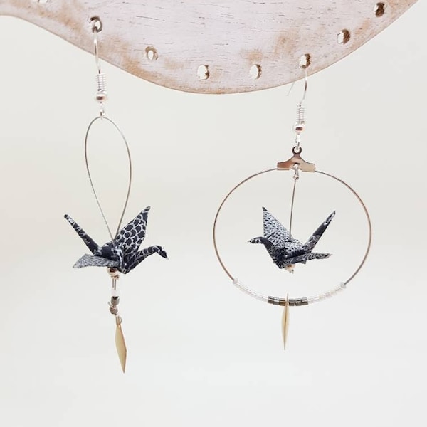 Boucles d'oreilles origami asymétriques, créole et pendante, papier japonais, grues en washi, noires et argentées, losanges émaillés