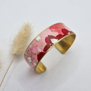 Bracciale rigido, ottone, carta giapponese, rosa e oro, fiori di ciliegio, washi artigianale