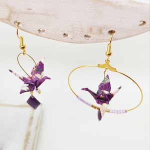 Orecchini origami asimmetrici, cerchio e pendente, diamanti smaltati, carta giapponese, gru washi, viola e oro
