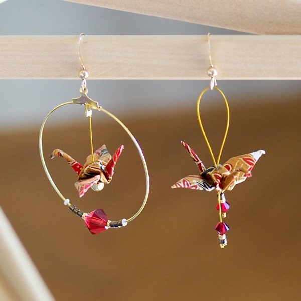 Boucles d'oreilles en GOLD FILLED asymétriques dépareillées, origami grues rouge moutarde et or, crochets