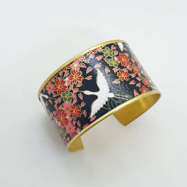 Bracelet jonc manchette, en laiton, papier japonais, fleurs et grue, noir et or, bracelet réglable, origami, washi