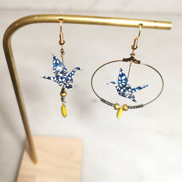 Boucles d'oreilles origami asymetriques, bleues losanges jaunes