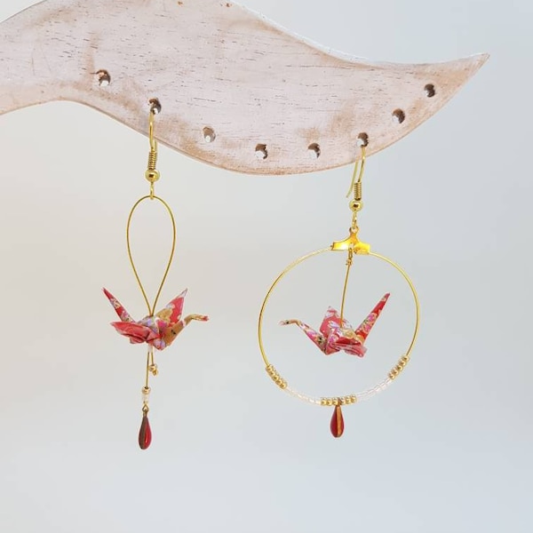 Boucles d'oreilles origami asymétriques, créole et pendante, papier japonais, grues en washi, rouges et dorées, gouttes émaillées