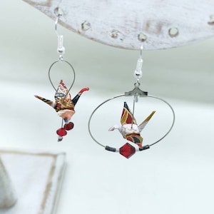 Orecchini asimmetrici, a cerchio e pendenti, gru origami, perle Swarovski, uccello, carta giapponese, washi, nero e argento