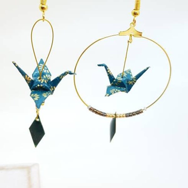 Boucles d'oreilles origami asymétriques, créole et pendante, papier japonais, grues en washi,  vert bleu canard, losanges émaillés