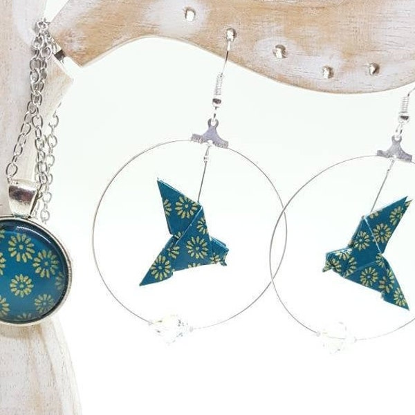 Parure origami colombe, boucles d'oreilles et collier, pendentif cabochon, chaine argentée, papier japonais, washi artisanal, bleu canard