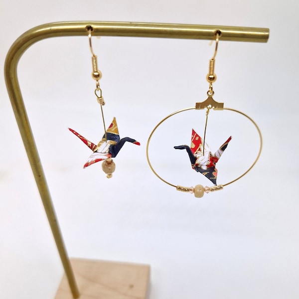 Boucles d'oreilles origami asymétriques, grues et perles en bois