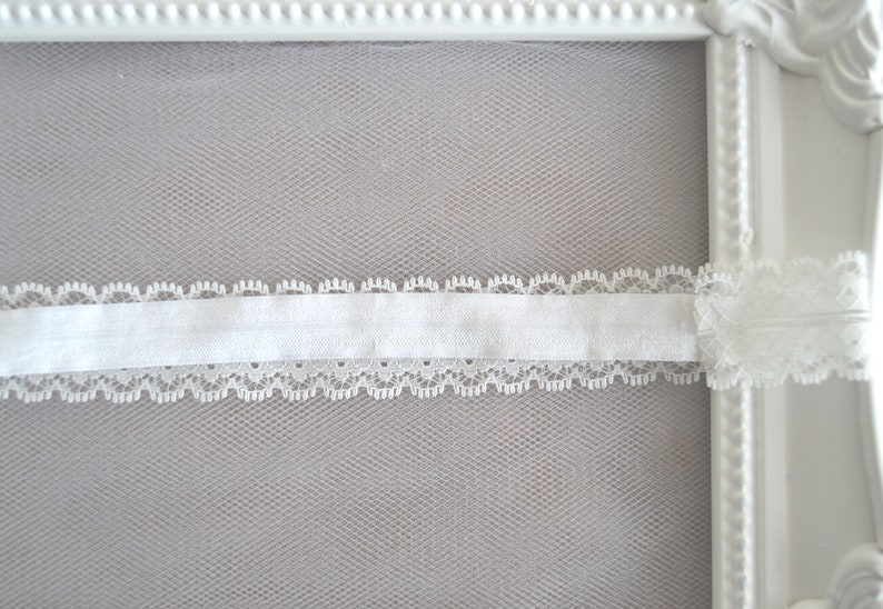 White Scalloped Edge Lace Trim Bridal Garter Wedding Garter /'Abi/'