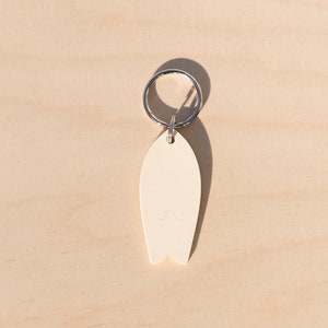 Bio-based and biodegradable key ring in the shape of a wave pattern surfboard image 1