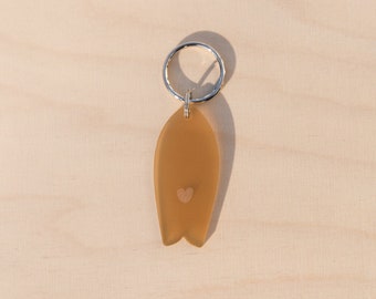 Bio-based and biodegradable key ring in the shape of a heart-shaped surfboard