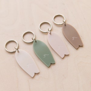 Surf keychain with wave pattern in neutral tones