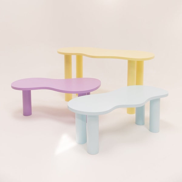 Drewniany stolik kawowy z możliwością dostosowania w kolorze, z okrągłością i pulchnymi nóżkamiBEAR