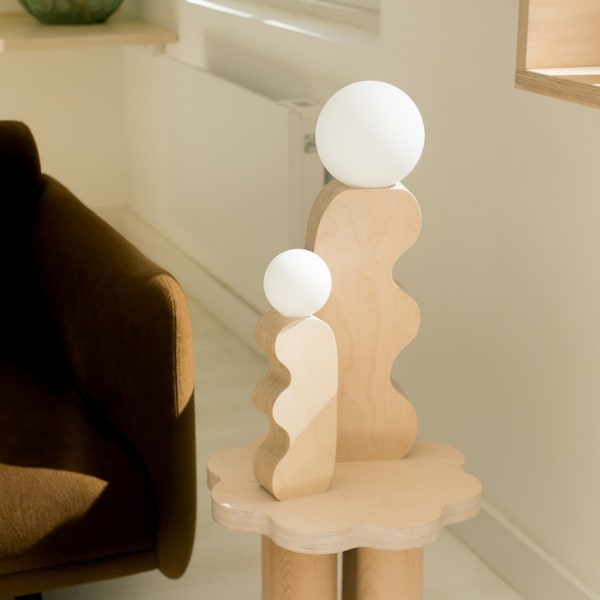 Petite lampe de table en bois forme organique ondulation globe rond en verre