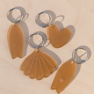 Bio-based and biodegradable key ring in the shape of a wave pattern surfboard image 4