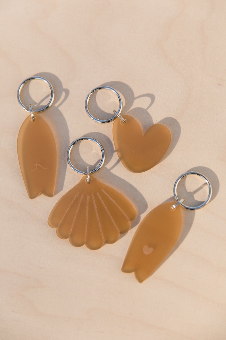 Bio-based and biodegradable key ring in the shape of a wave pattern surfboard image 4