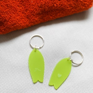 Keychain shell and surfboard neon green / lemon frosted image 2