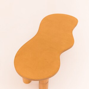 Table basse en bois forme organique et jolies courbes finition huile teintée Miel image 5