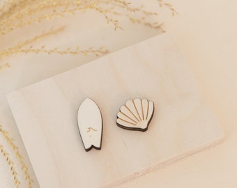 Wooden magnets in the shape of seashell and surfboard