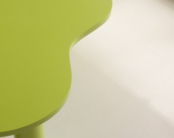 Table basse en bois couleur personnalisable et forme organique