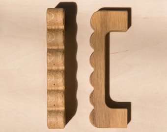 Wavy oak handle