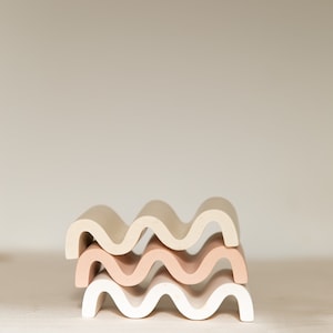Wave-shaped soap holder in Jesmonite image 5