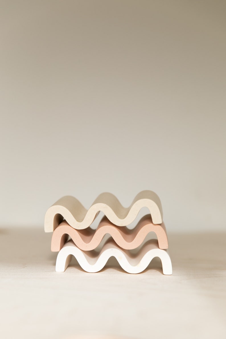 Wave-shaped soap holder in Jesmonite image 5