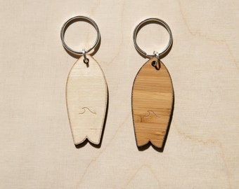 Porte-clés planche de surf motif vague en bois