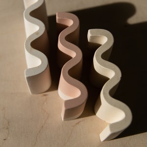 Wave-shaped soap holder in Jesmonite image 3