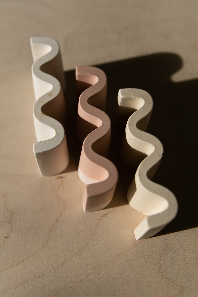 Wave-shaped soap holder in Jesmonite image 3