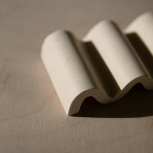 Wave-shaped soap holder in Jesmonite image 2