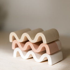 Wave-shaped soap holder in Jesmonite image 1