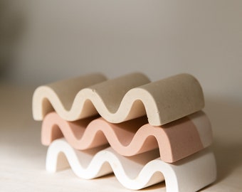 Wave-shaped soap holder in Jesmonite
