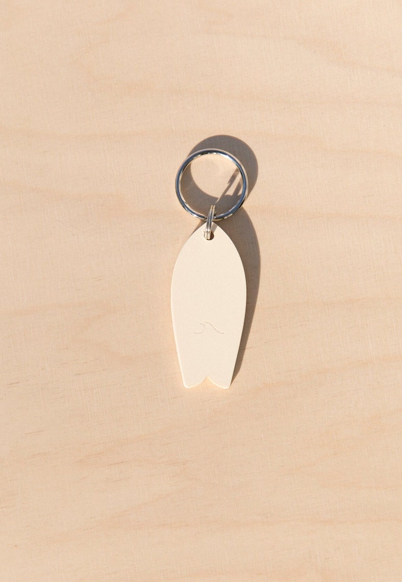 Bio-based and biodegradable key ring in the shape of a wave pattern surfboard image 1