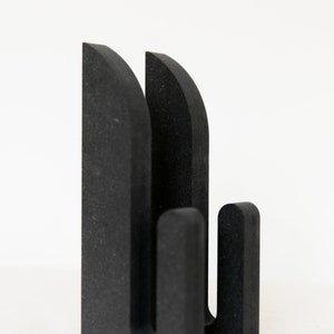 Puede incluir: Un soporte de tabla de surf de espuma negra con dos ranuras para guardar tablas de surf. El soporte est&aacute; hecho de un material de espuma texturizado y tiene un dise&ntilde;o simple y moderno.