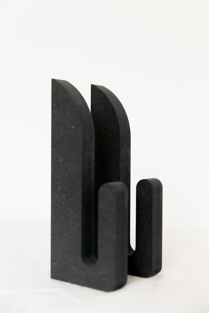 Puede incluir: Un soporte de tabla de surf de espuma negra con dos ranuras para guardar tablas de surf. El soporte est&aacute; hecho de un material de espuma texturizado y tiene un dise&ntilde;o simple y moderno.