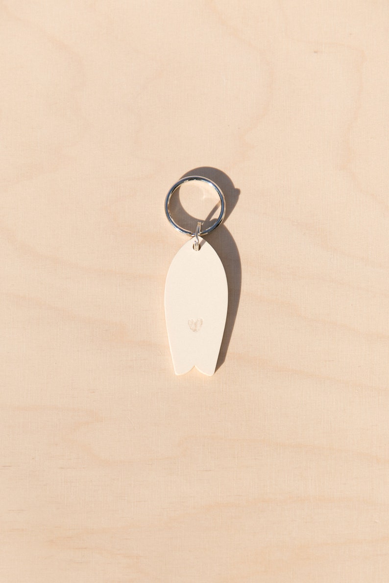 Bio-based and biodegradable key ring in the shape of a heart-shaped surfboard image 2