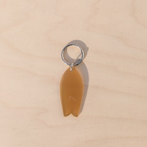 Bio-based and biodegradable key ring in the shape of a wave pattern surfboard image 2