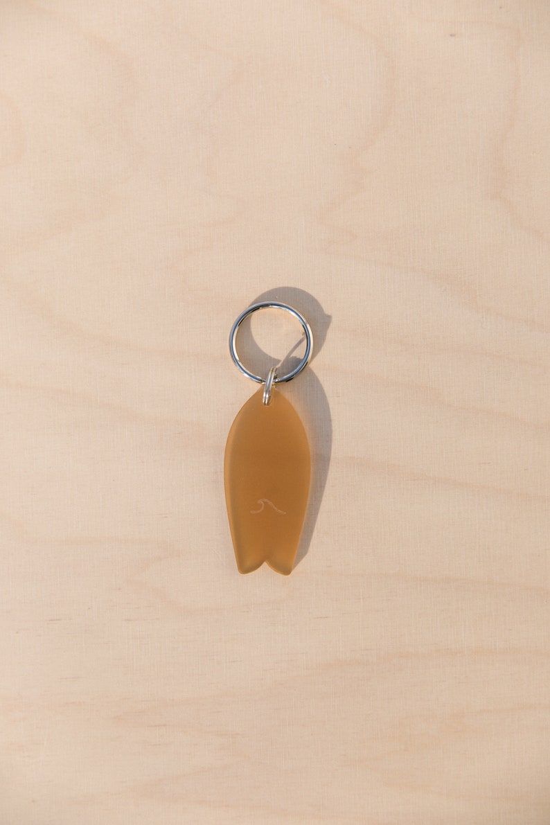 Bio-based and biodegradable key ring in the shape of a wave pattern surfboard image 2