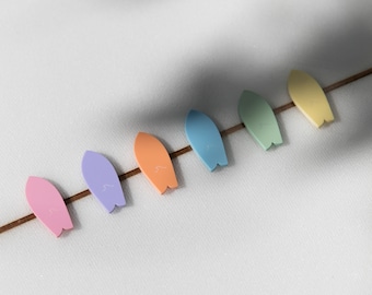 Pastel magnet in the shape of a surfboard