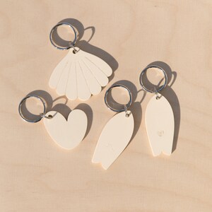 Bio-based and biodegradable key ring in the shape of a heart-shaped surfboard image 4