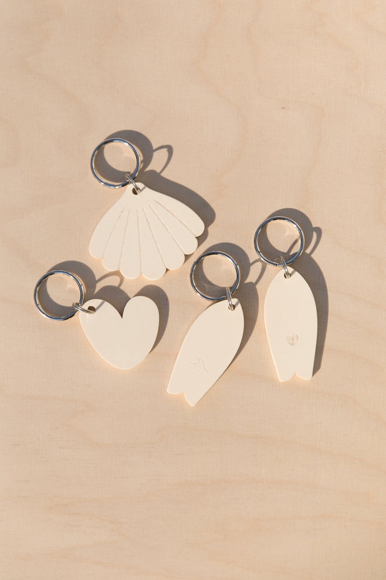 Bio-based and biodegradable key ring in the shape of a heart-shaped surfboard image 4