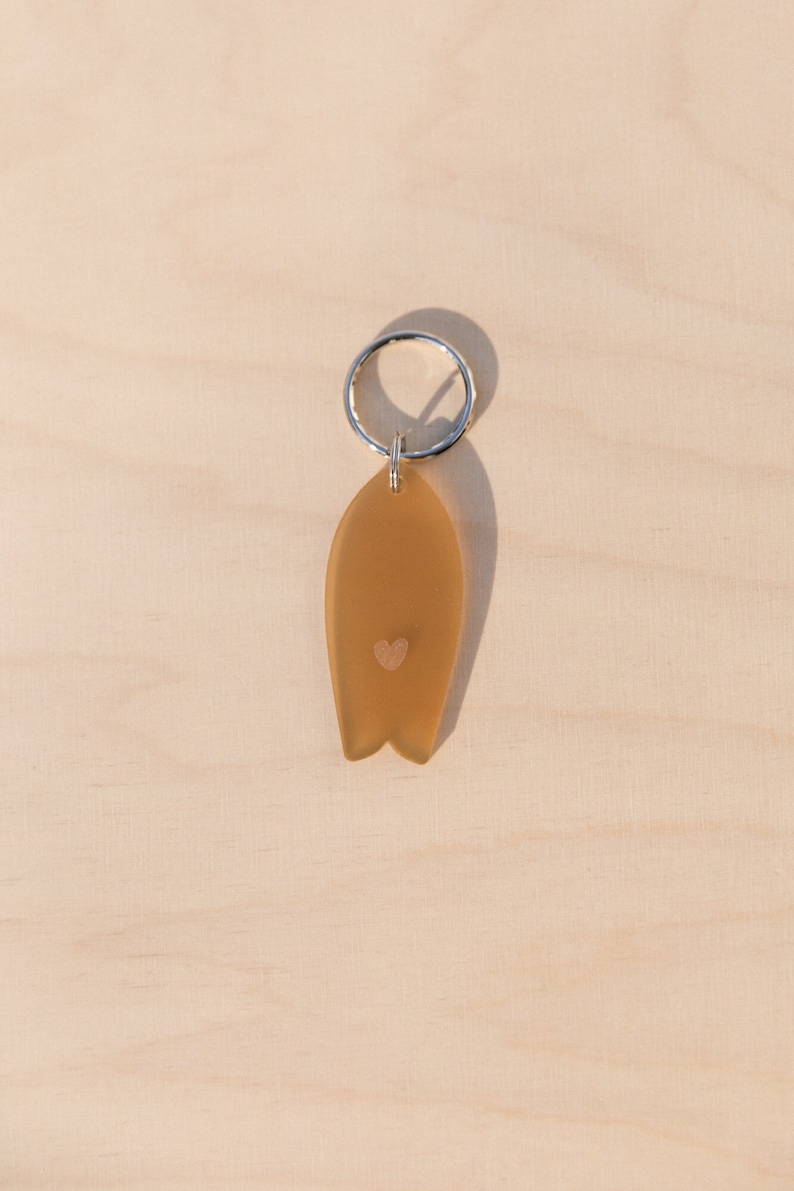 Bio-based and biodegradable key ring in the shape of a heart-shaped surfboard image 1