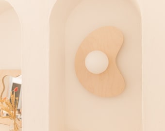 Aplique de pared de madera orgánica con globo de cristal