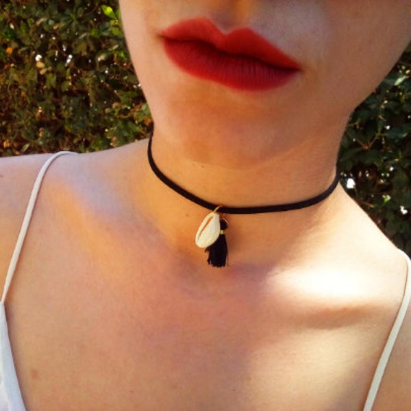 White Cowrie Shell Choker Necklace, Black Suede Choker, Sea Shell Choker, Cowry Kauri Shell, Beach Jewellery, Ibiza Necklace, Natural Shell